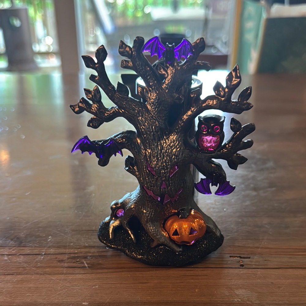 Bath & Body Works Spooky Tree Wall Plug with Purple Accents